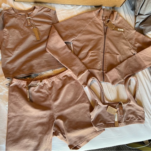 Skims 4 piece set - Picture 2 of 5